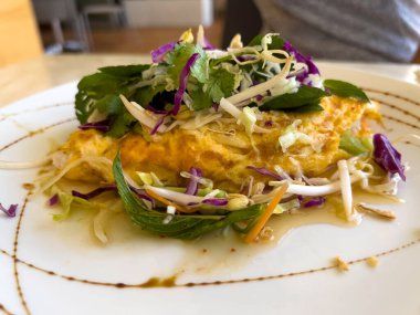 Somon ve sebzeli lahana dolması.