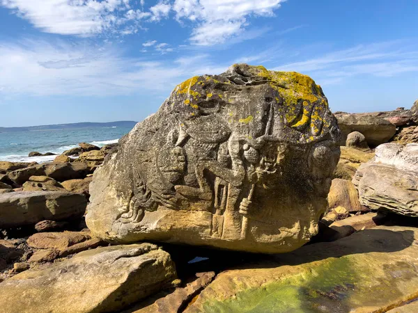 Una roca marina tallada en el borde del mar — Foto de Stock