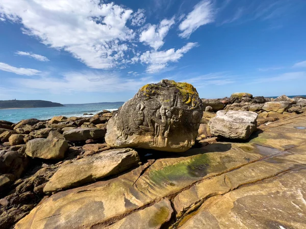 Una roca marina tallada en el borde del mar — Foto de Stock