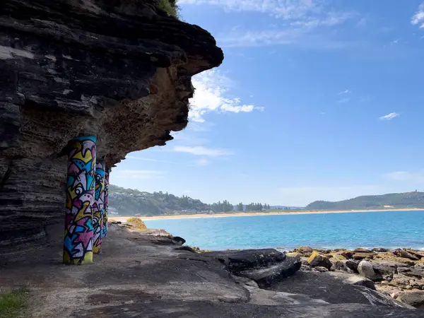 Rocas pintadas en una pequeña colina mirando sobre el mar — Foto de Stock