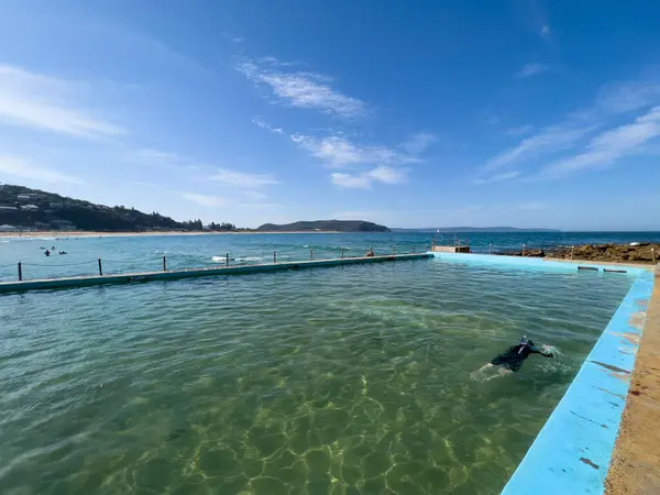Una persona está practicando snorkel en la piscina infinita — Foto de Stock