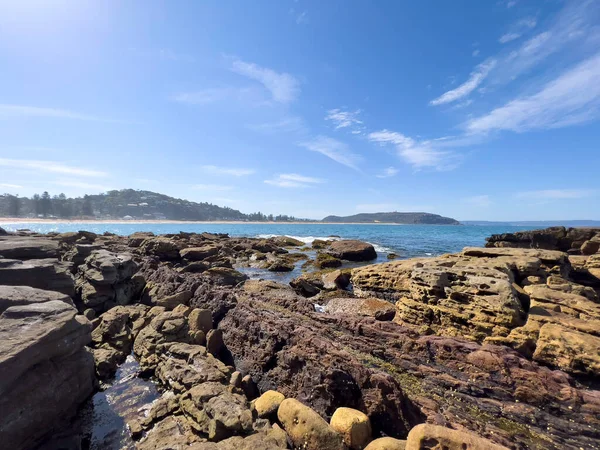 Mar y rocas bajo cielo azul claro — Foto de Stock