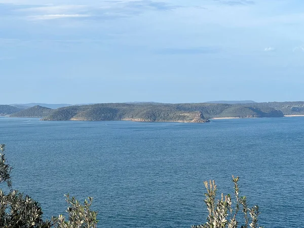 Islas flotantes y montañas en el océano — Foto de Stock