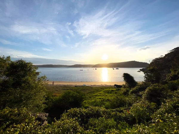 Puesta de sol sobre el mar y la playa — Foto de Stock