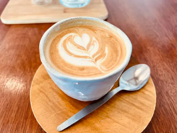 Uma xícara de café com padrão cardíaco — Fotografia de Stock