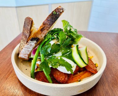 balkabağı, çavdar ekmekli avokado salatası.