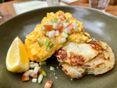 Sahanda yumurta ve ızgara haloumi.