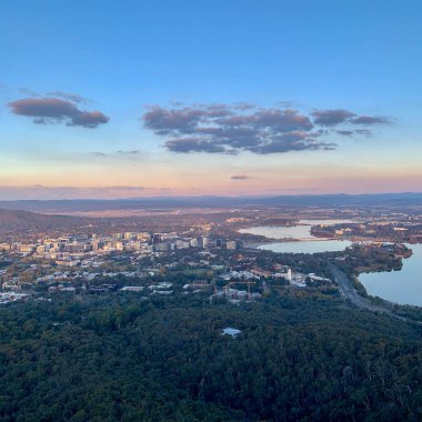 Telstra Kulesi 'nden Canberra şehir manzarasında güzel bir gün batımı