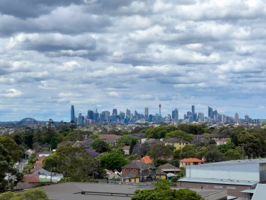 Sidney City CBD gökdelenleri ağır bulutlu bulutlu