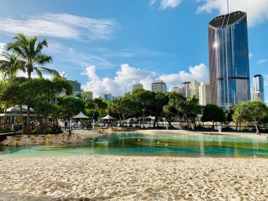 Brisbane, Sokaklar Plajı ve bir iş binası
