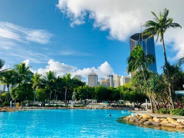 Brisbane, Sokaklar Plajı ve bir iş binası
