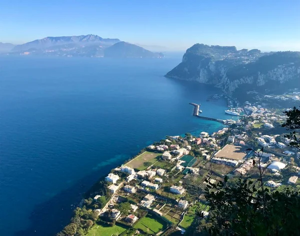Vista de Faraglioni, isla de Capri, Italia — Foto de Stock