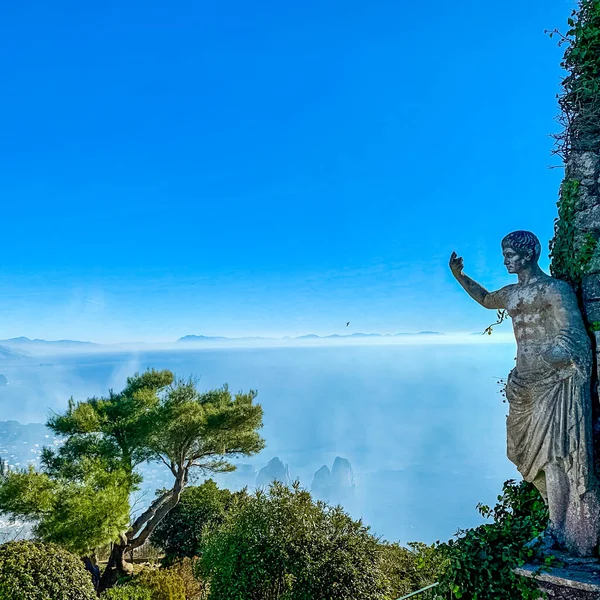 동상과 카프리 섬 Tyrrhenian 바다, 이탈리아에서의 정원 — 스톡 사진