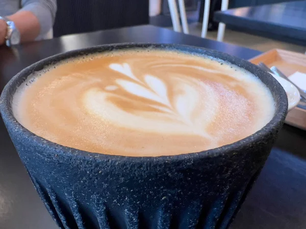 濃い青のセラミックカップのフラットホワイトコーヒー — ストック写真
