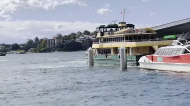 Sydney 'deki Barangaroo rıhtımında feribot ve yatlar. Sydney 'de insanların gidip gelmesi için toplu taşıma.