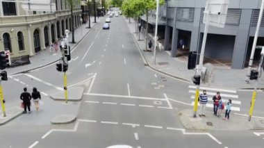 Sydney 'deki yaya geçidinden geçen çok ırklı bir grup insanın üstten çekimleri, yol güvenliği..