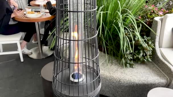 Movimiento lento de fuego en un calentador en un restaurante, Sydney — Vídeos de Stock