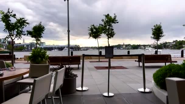 Timelapse de pessoas caminhando passou por um restaurante em Barangaroo cais, Sydney — Vídeo de Stock