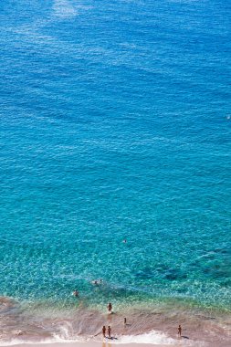 Hava. Yaz plaj ile insanlar ve turkuaz okyanus su--dan en iyi görüş
