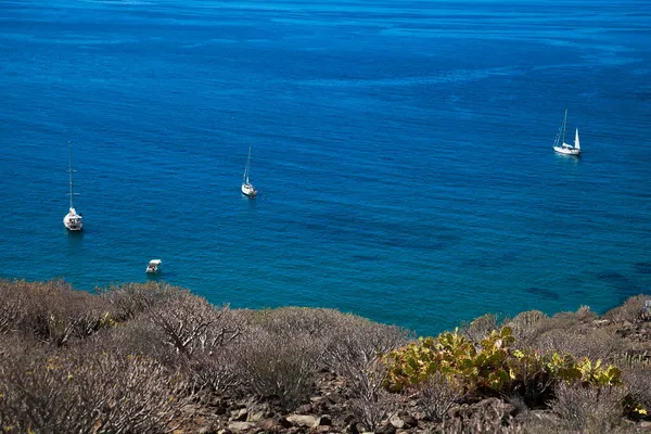 Atlantik mit Segelboot, Teneriffa, Kanarische Inseln, Spanien. — Stockfoto