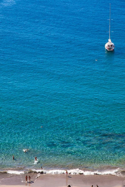 Luchtfoto. Zomer strand met mensen en turquoise water van de oceaan uit top oogpunt — Stockfoto