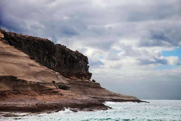 Céu dramático sobre os penhascos, ilhas Canárias de Tenerife na temporada de inverno — Fotografia de Stock