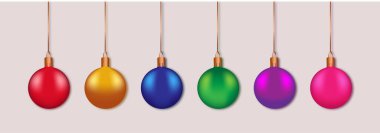 Parlak renkli Noel toplarını asmak.