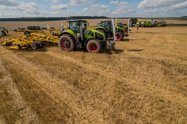 Ternopil地域 Ukraine 8月10 2021 トラクターClaas 950農業機械のデモンストレーションでベドナー 同社の展示会 — ストック写真