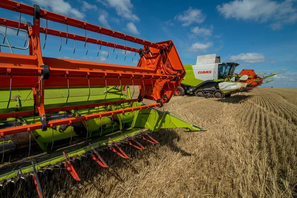 Ternopil地域 ウクライナ 8月10 2021 農業機械のデモンストレーションで 会社のウクライナの収穫と耕地産業に関する年次展示会で収穫者Claas 670 Lexionを組み合わせる — ストック写真