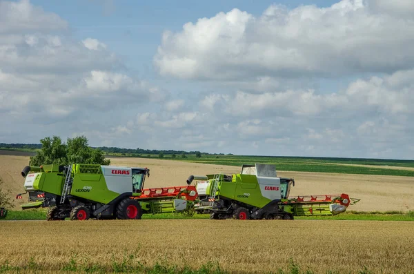 Ternopil Region Ukraine 8月10 2021 農業機械のデモンストレーションで 会社蘭の収穫Claas 670 Lexionを組み合わせた — ストック写真