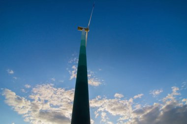 Rüzgâr türbini gökyüzüne yakın plan bulutları, alt görünüm