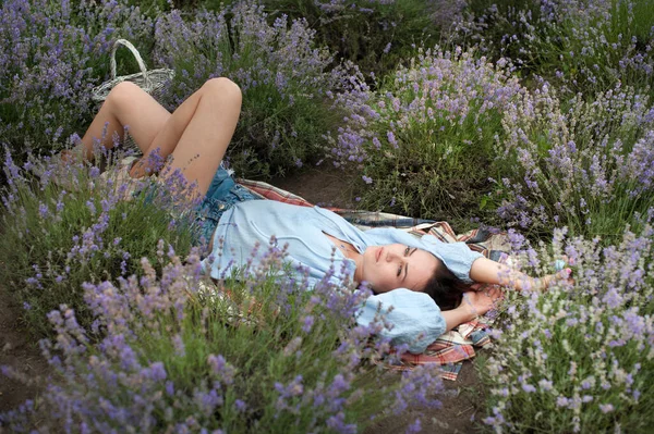 Mladá Žena Ležící Levandulovém Poli Sny Relaxace Mír — Stock fotografie