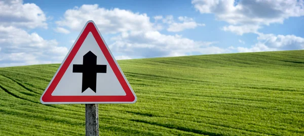 Traffic Sign Intersection Green Field Background Sky — Stock Photo, Image