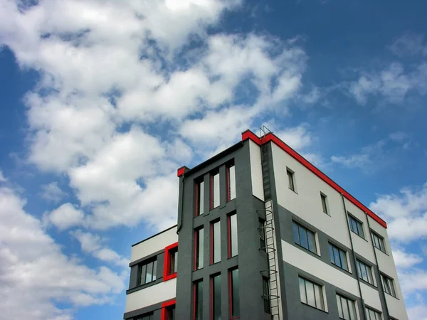 Brillante Fachada Nuevo Edificio Cielo Azul Con Pintorescas Nubes — Foto de Stock