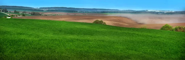 Panoramiczny Widok Zielonych Pól Pszenicy Ozimej Chmury Pyłu Wzgórzach Zaoranych — Zdjęcie stockowe