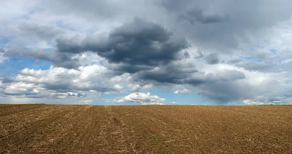 Landskap Plogade Fält Våren Vacker Himmel Med Moln — Stockfoto