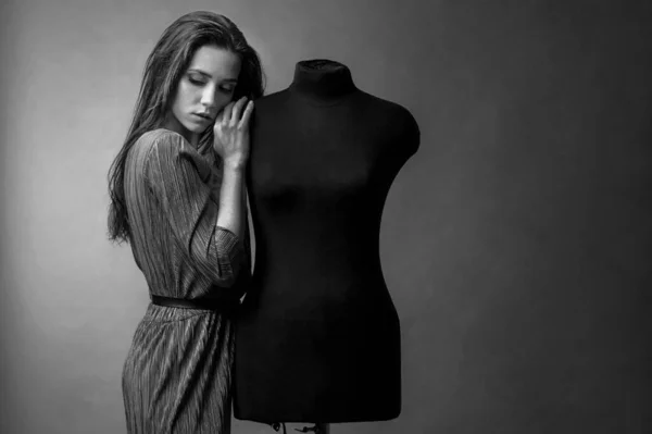 Modelo Chica Joven Diseñador Moda Oficina Apoyándose Maniquíes Plan Los — Foto de Stock