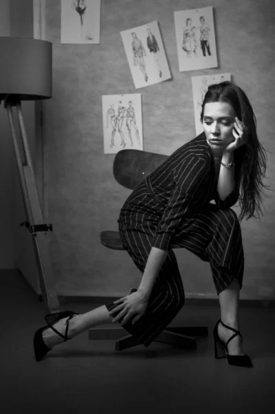 女模特 服装设计师 坐在工作室裁缝店的椅子上 时尚和服装模特 黑人白人 — 图库照片