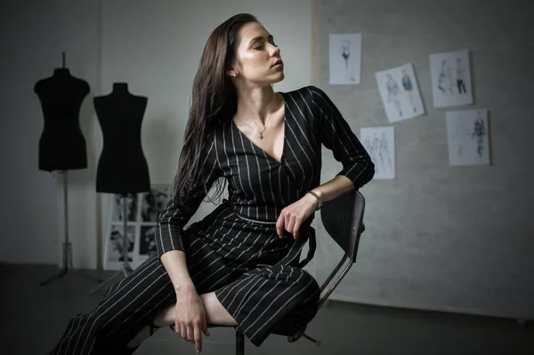 女模特 服装设计师 坐在工作室里的椅子上裁剪 时尚和服装模特 — 图库照片