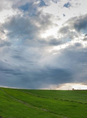 İlkbaharda fırtınadan ve güzel aydınlatılmış tarlalardan önce. Hava, resim gibi manzaralar.
