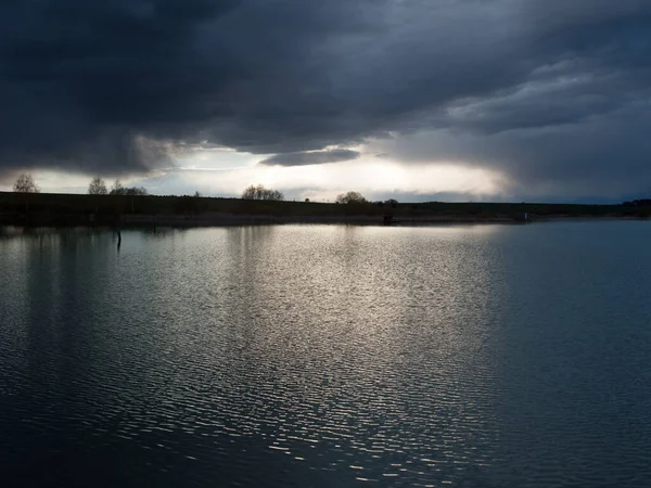 Драматическое Бурное Темное Небо Над Прудом Весной Почти Монохромный Силуэт — стоковое фото