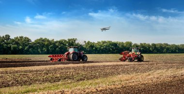 Bilogirya, Khmelnytsky bölgesi, UKRAINE - 19 Ağustos 2021: Tarım makinelerinin gösteriminde ekicilerle birlikte traktörler, 