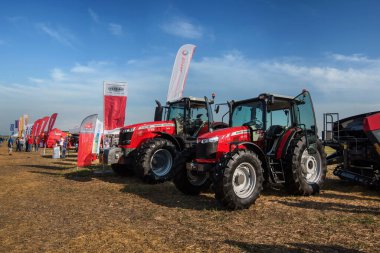 Bilogirya, Khmelnytsky bölgesi, UKRAINE - 19 Ağustos 2021: tarım makinelerinin gösteriminde traktörler, sergi 
