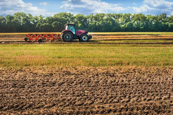 Mezőgazdasági Gépi Munka Vörös Traktor Műveli Földet Egy Ekével Egy — Stock Fotó