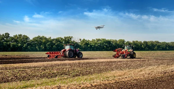 2021年8月19日 農業機械の実演でシーダー付きトラクター 展示会 農業者の戦い シーダー競技 空の飛行機 — ストック写真