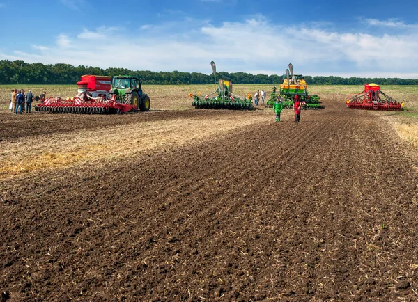 2021年8月19日 農業機械のデモンストレーションでシーダーを持つトラクター 展覧会 農業者の戦い シーダー競争 — ストック写真