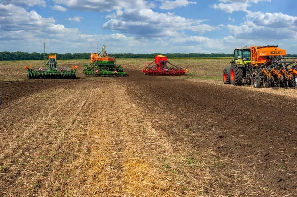 Bilogirya Khmelnytsky地域 Ukraine 2021年8月19日 農業機械のデモンストレーションでシーダーとトラクター 展覧会 農業の戦い シーダー競争 — ストック写真