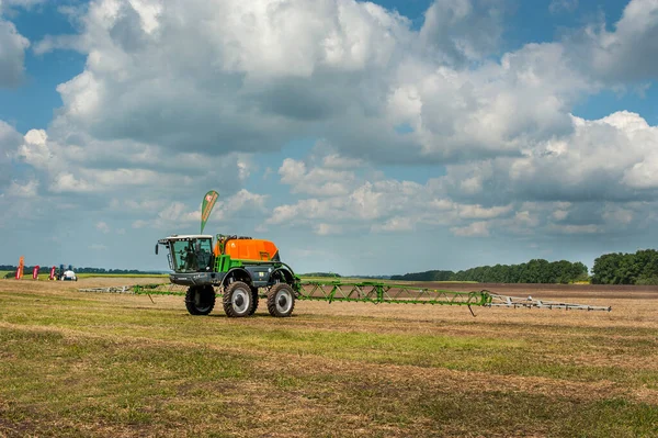 Опрыскивание Удобрениями Вид Сзади Удобрения Сельскохозяйственных Зеленых Полях Весной Украина — стоковое фото