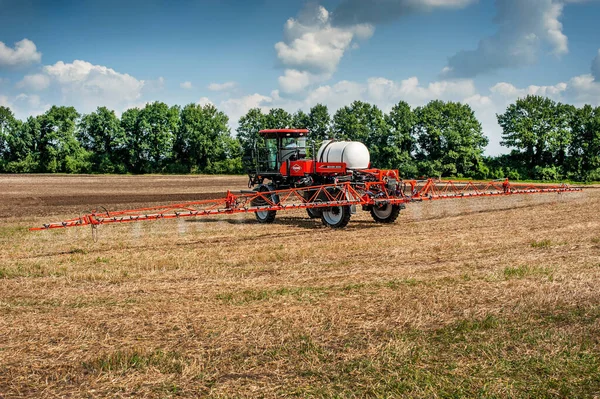 Belogorye, Khmelnytsky bölgesi, UKRAINE - 19 Ağustos 2021: Tarımsal makinelerin gösterisinde kendi kendine çalışan püskürtücüler 