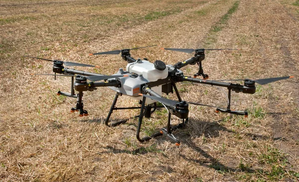 Belogorye, Khmelnytsky bölgesi, UKRAINE - 19 Ağustos 2021: tarım makinelerinin gösterisinde insansız hava aracı gübre püskürtücüsü
